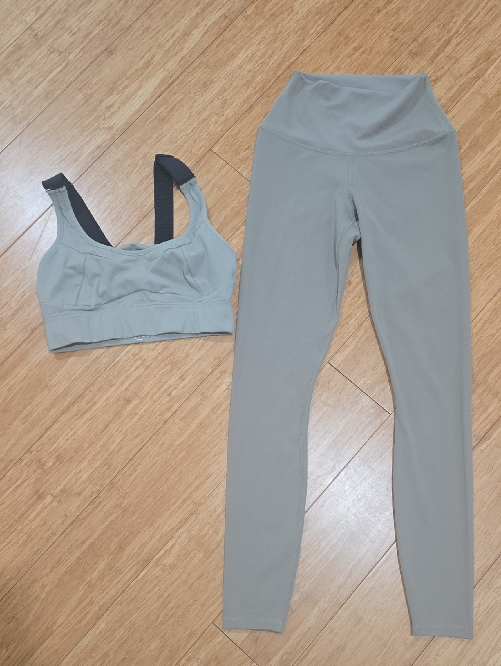 Varley Sage Green Sports Bra and Leggings Set